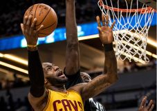 Aksi Nutmeg Lebron James...