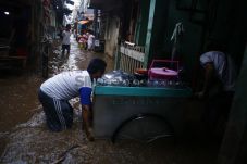 Banjir Kampung Pulo,...