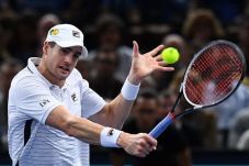 Isner Dipaksa Bekerja...