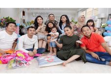 Ayu Dewi Beri Kado Spesial...