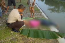Dua Gadis Mandi di Sungai,...