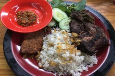 Menikmati Sensasi Bumbu...