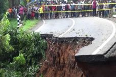 Akibat Jalan Ambles,...