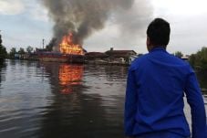 Kapal Pengangkut Sembako...