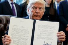 Trump Bakal Terbitkan...