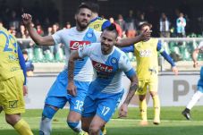 Bungkam Chievo, Napoli...