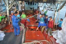 Curi Ikan, Kapal Berbendera...