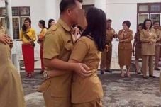 Foto Ciuman PNS Nias...