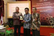 Bupati Kudus Raih Penghargaan...