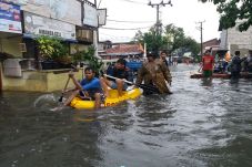 Terendam Banjir, Aktivitas...