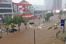 Banjir Rendam Jakarta,...