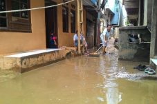 Banjir Surut, Warga...