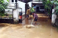 Warga Cipinang Melayu...