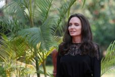 Angelina Jolie Sangat...