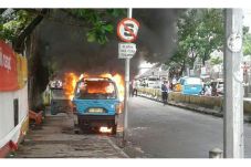 Angkot Terbakar di Pusat...