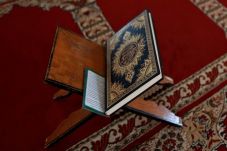 Bakar Alquran, Pria...