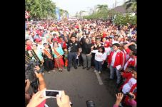 Ribuan Orang Hadiri...