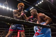 Menang TKO, Hurd Rebut...