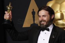 Casey Affleck Bawa Pulang...