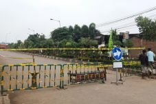 Ambrol, Tanggul di Jalan...