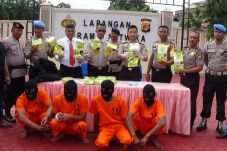 Aparat Polres Aceh Tamiang...