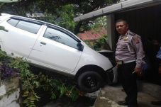 Mobil Ayla Terbang Bebas...