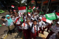 Warga Antusias Sambut...