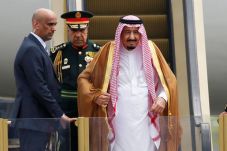 Raja Salman Kenakan...