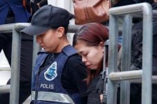 Siti Aisyah Pakai Rompi...