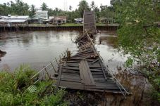 Jembatan Ambruk, Siswi...