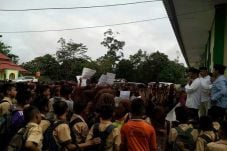 Tuntut Kepala Sekolah...