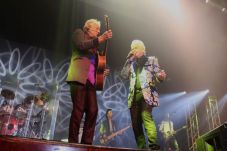 Air Supply Membawa Ribuan...