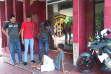 Bobol Rumah Tetangga,...
