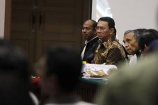 Hadirkan Saksi di Luar...