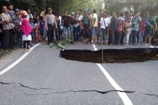 Badan Jalan Ambles,...