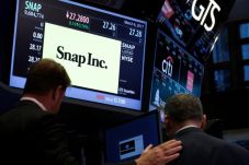 Saham Snap Merosot 12%,...
