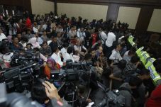 Larangan Siaran Langsung...