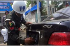 Kendaraan Pakai Stiker...