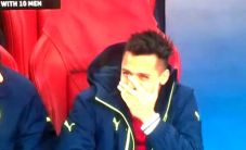 Alexis Sanchez Tertawakan...