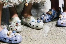 Crocs Rilis Sepatu Mewah...