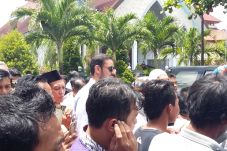Kelar Salat Jumat, Pangeran...