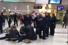 Pria Berkapak Mengamuk...