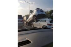 Petugas Evakuasi Mobil...