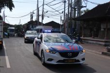 Polisi Kawal Mobil Angkut...