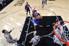 Spurs Beri Warriors...