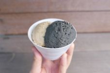 Cicipi Es Krim dengan...