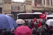 Mengamuk, Massa Turki...