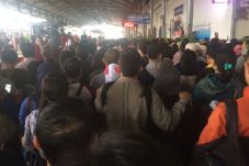KRL Anjlok, Ratusan...