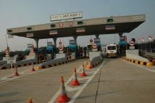 Semua Gerbang Tol Akan...