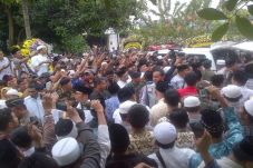 Ribuan Masyarakat Sambut...